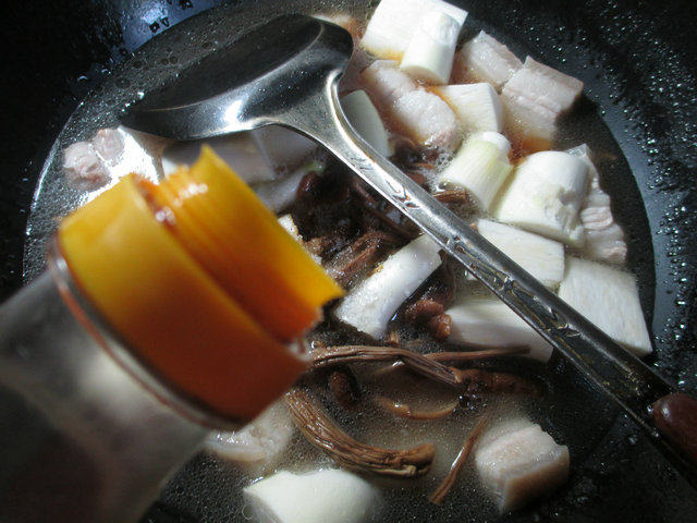 茶树菇茭白烧五花肉步骤7