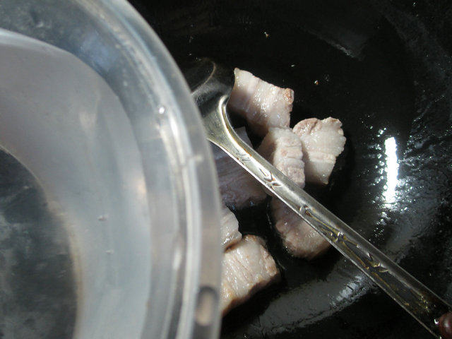 茶树菇茭白烧五花肉步骤3