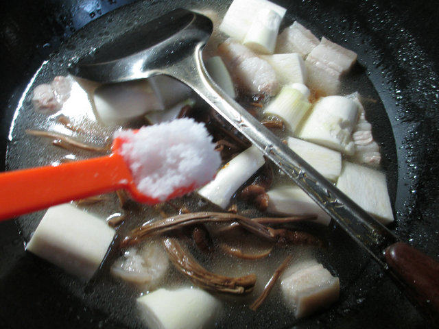 茶树菇茭白烧五花肉步骤8