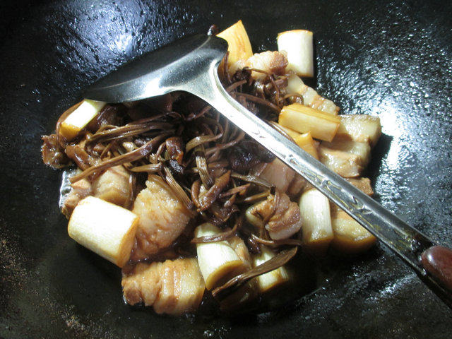 茶树菇茭白烧五花肉步骤11