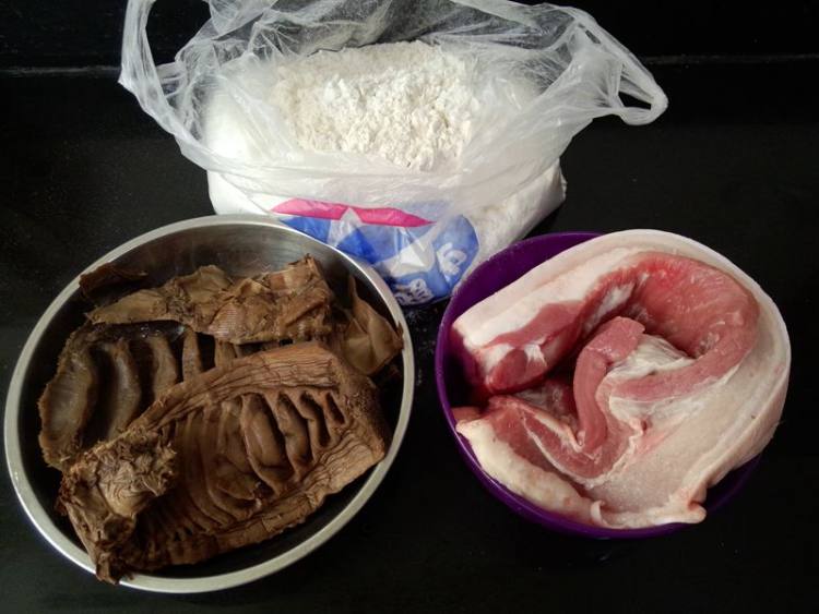黑笋干肉馅芝麻饼步骤1