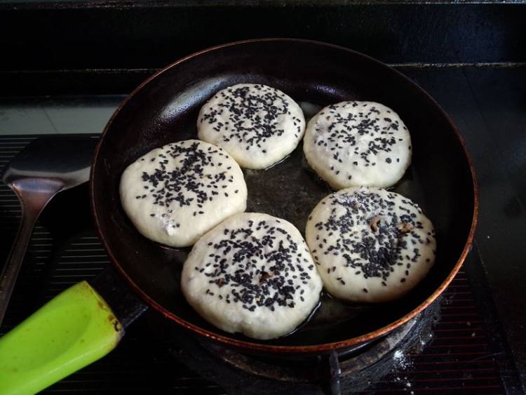 黑笋干肉馅芝麻饼步骤22