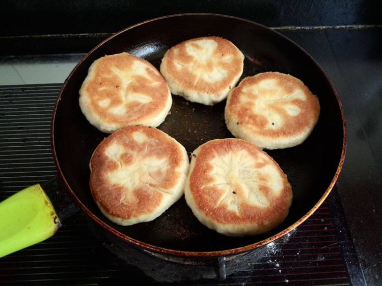 黑笋干肉馅芝麻饼步骤24