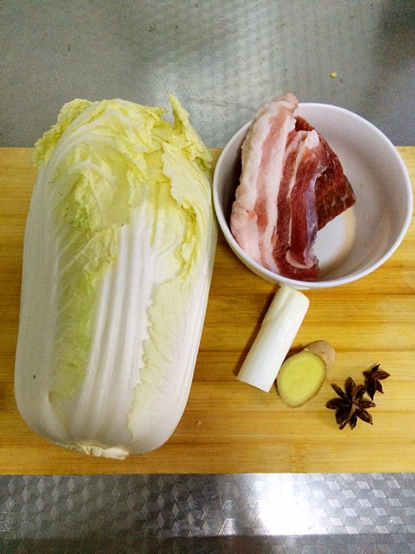 白菜炖五花肉步骤1