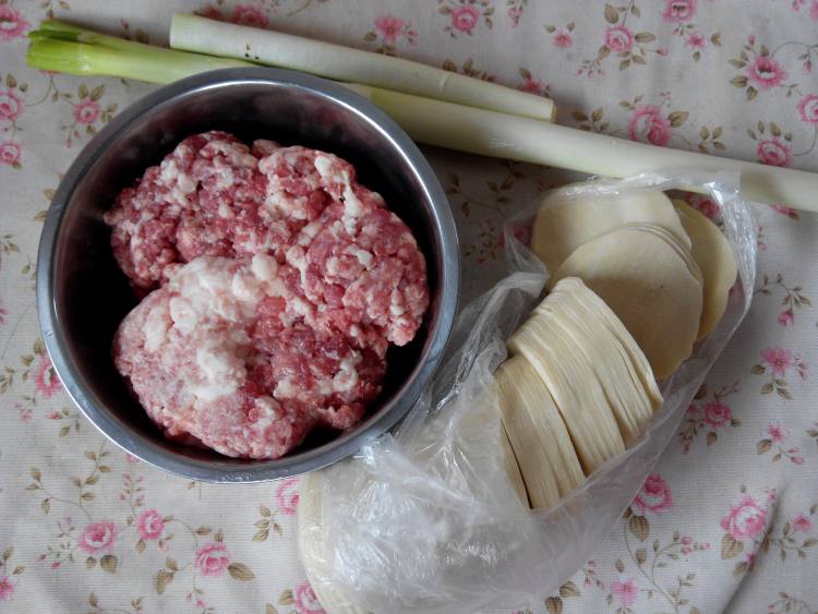 香葱猪肉蒸饺步骤1