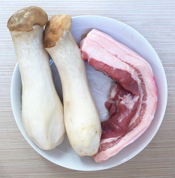 杏鲍菇烧五花肉步骤1