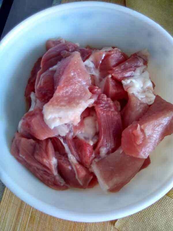 五花肉炖黄豆步骤1