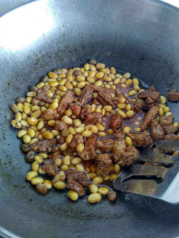 五花肉炖黄豆步骤8