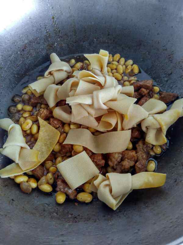 五花肉炖黄豆步骤9