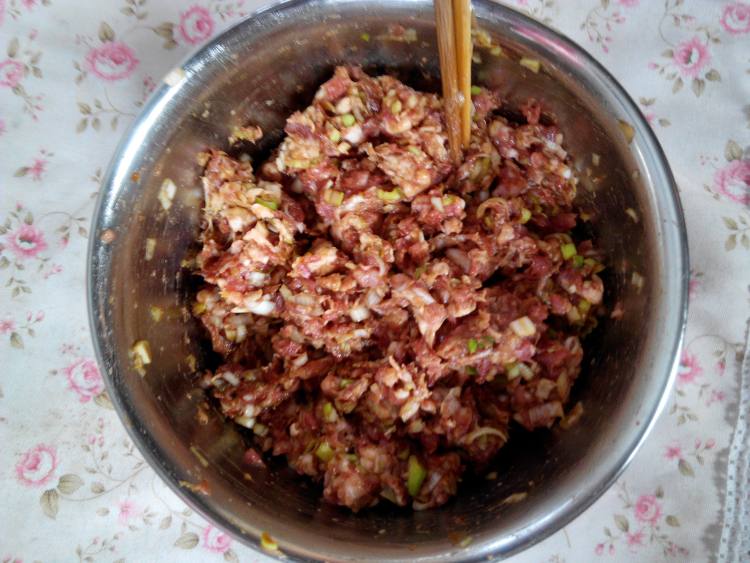 韭菜鸡蛋抱煎饺步骤3