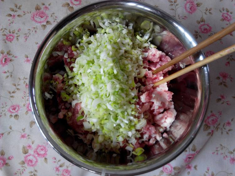 韭菜鸡蛋抱煎饺步骤2