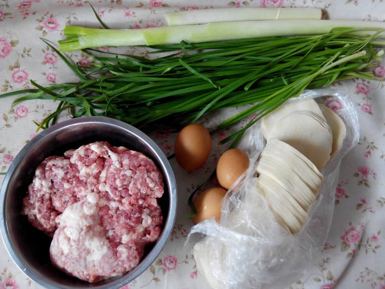韭菜鸡蛋抱煎饺步骤1