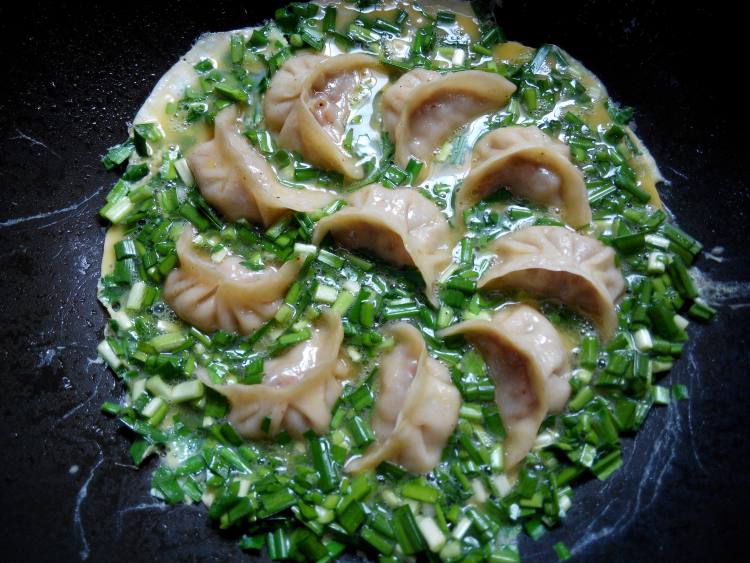 韭菜鸡蛋抱煎饺步骤11
