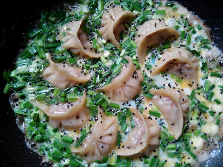 韭菜鸡蛋抱煎饺步骤12