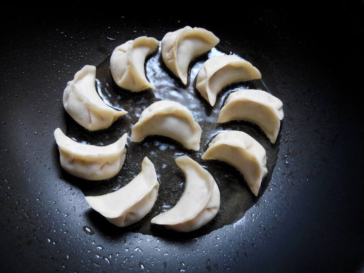 韭菜鸡蛋抱煎饺步骤9
