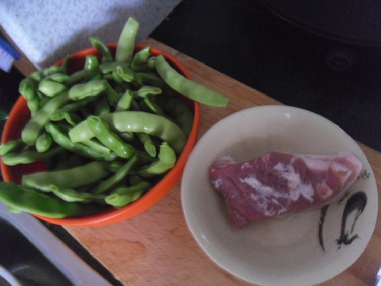 五花肉炖豆角步骤1