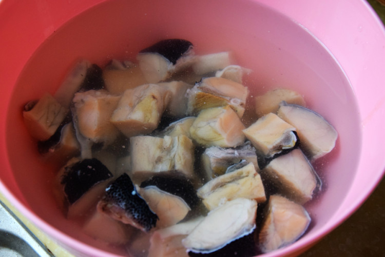五花肉炖河豚鱼干步骤1