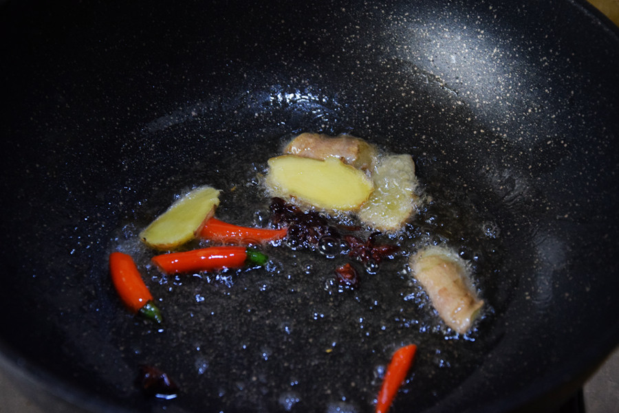 五花肉炖河豚鱼干步骤6