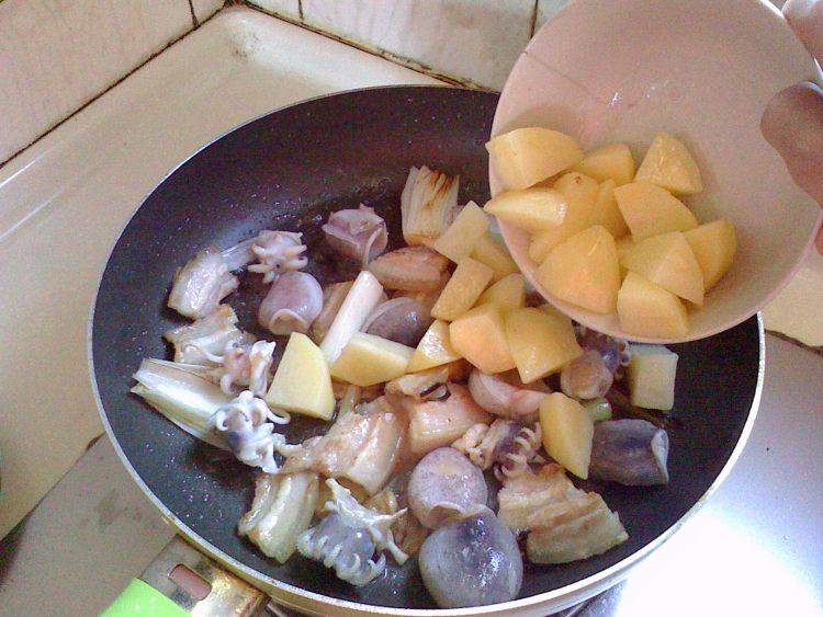 五花肉烧墨鱼步骤7