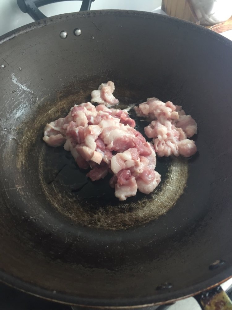 五花肉炒黑木耳步骤2