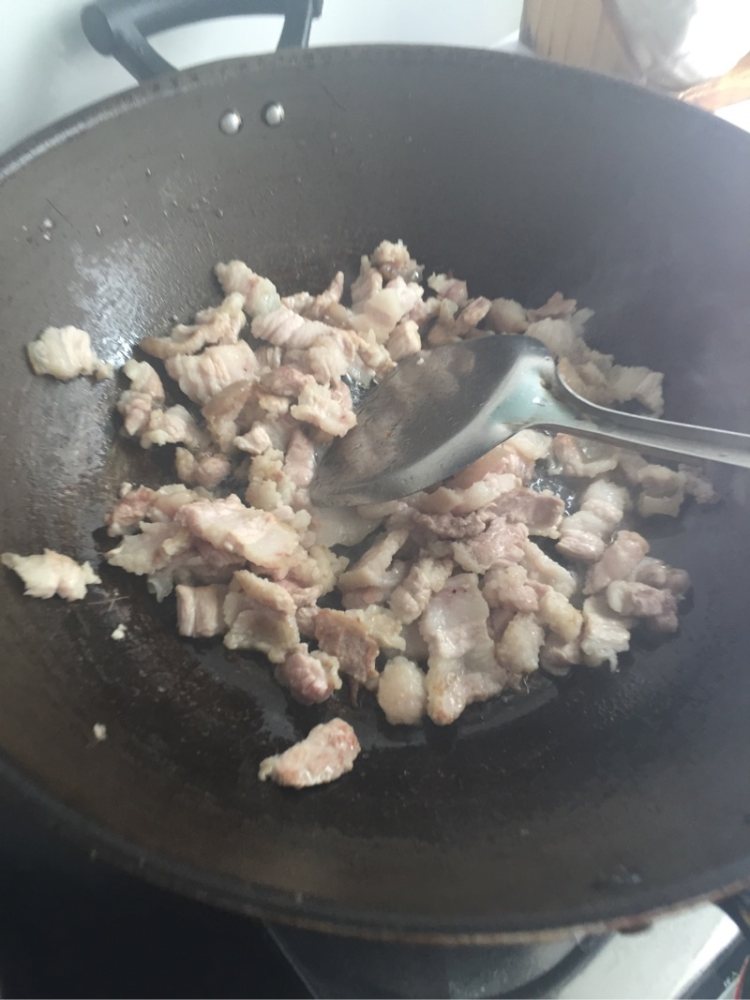 五花肉炒黑木耳步骤3