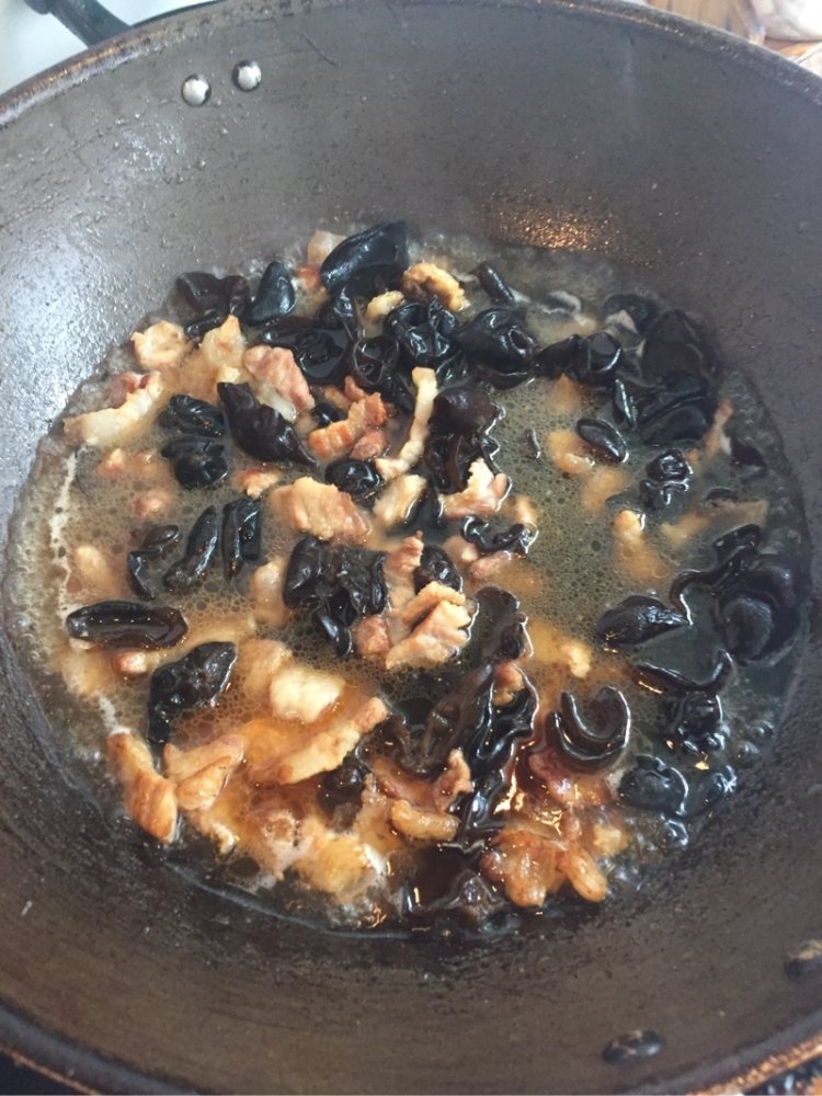 五花肉炒黑木耳步骤7
