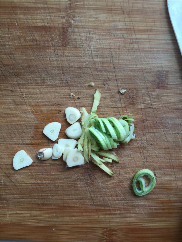 五花肉炖油豆角步骤1