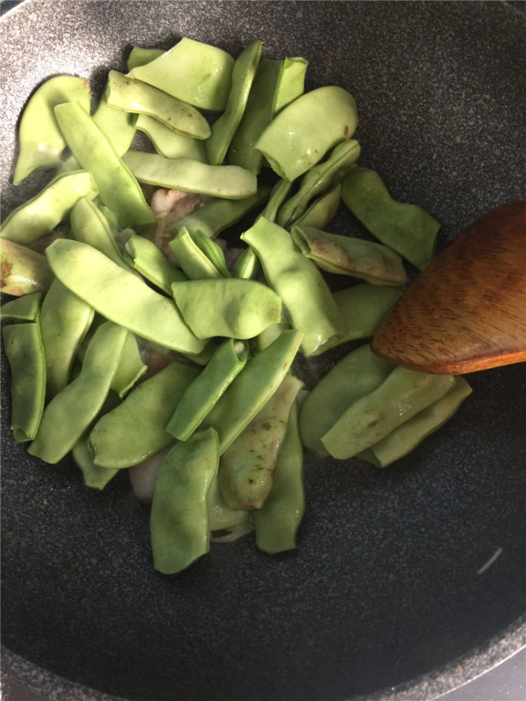 五花肉炖油豆角步骤5