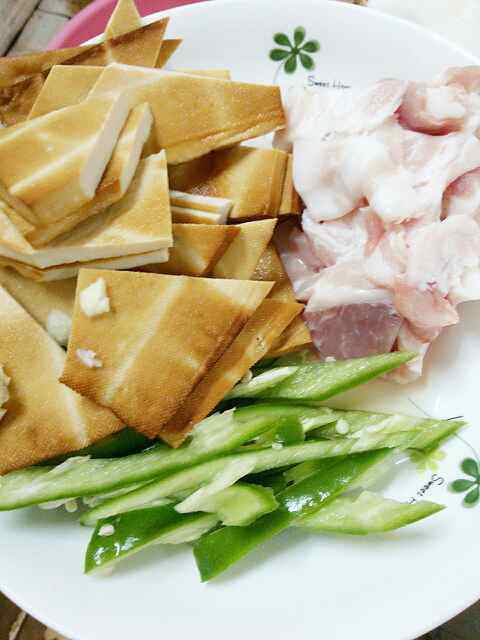 青椒五花肉炒豆干步骤1