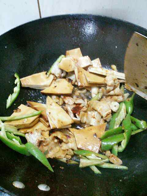 青椒五花肉炒豆干步骤5