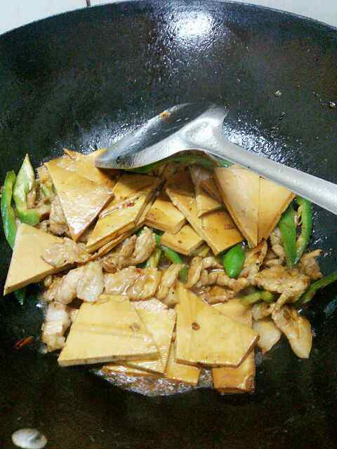 青椒五花肉炒豆干步骤6