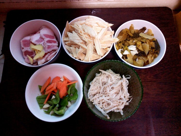 泡酸菜炖五花肉步骤1