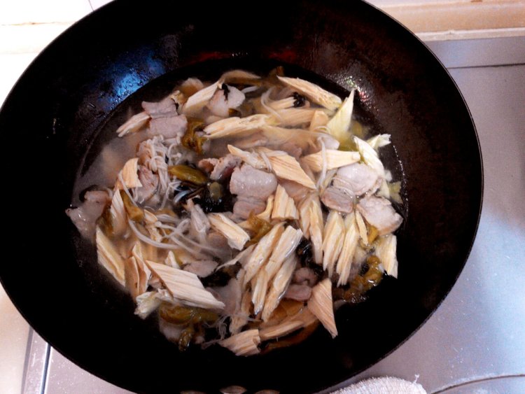 泡酸菜炖五花肉步骤8