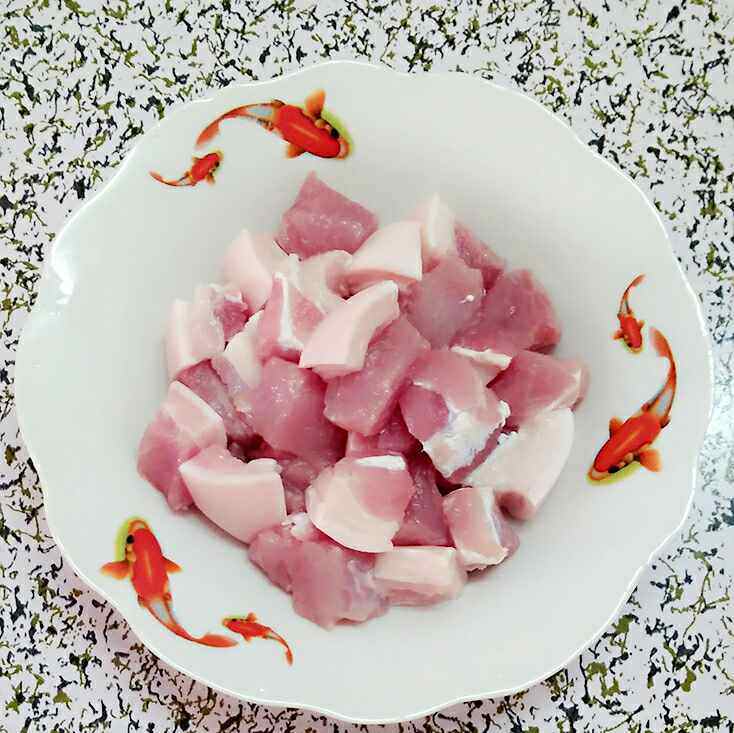 红烧肉炖土豆步骤1