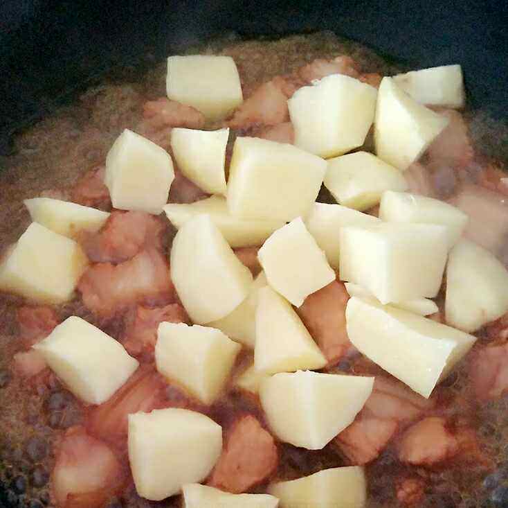 红烧肉炖土豆步骤7