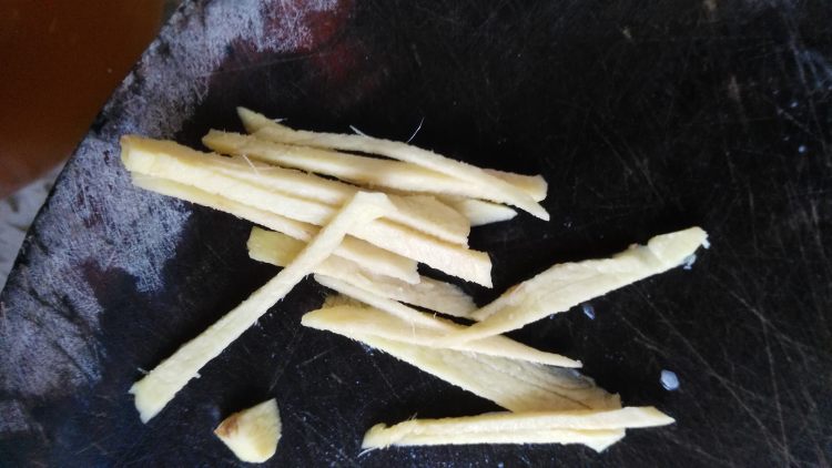 莴笋胡萝卜丝炒肉步骤1