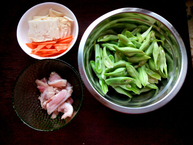 豆角春笋炒肉步骤1