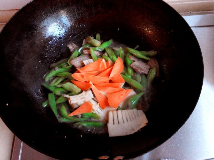 豆角春笋炒肉步骤7