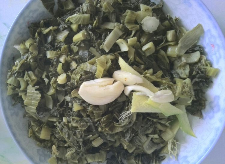 客家酸菜炒猪肉步骤2
