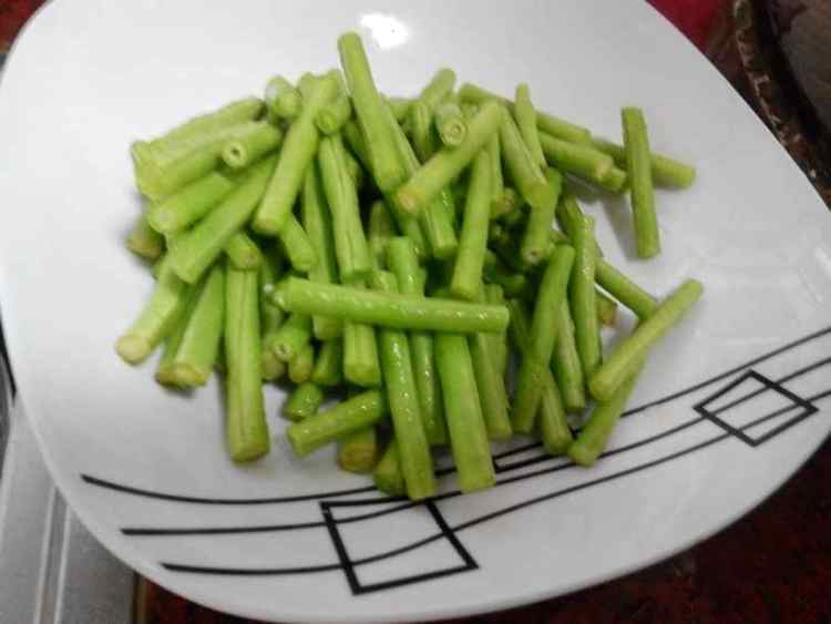 腩肉炒豆角步骤2