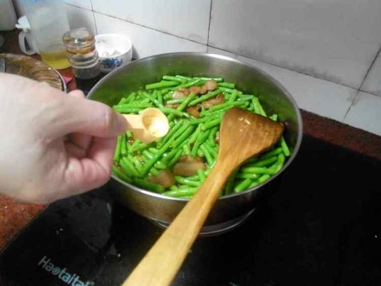 腩肉炒豆角步骤8