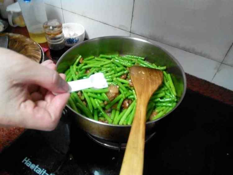 腩肉炒豆角步骤7