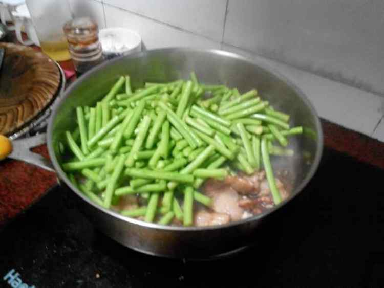 腩肉炒豆角步骤6