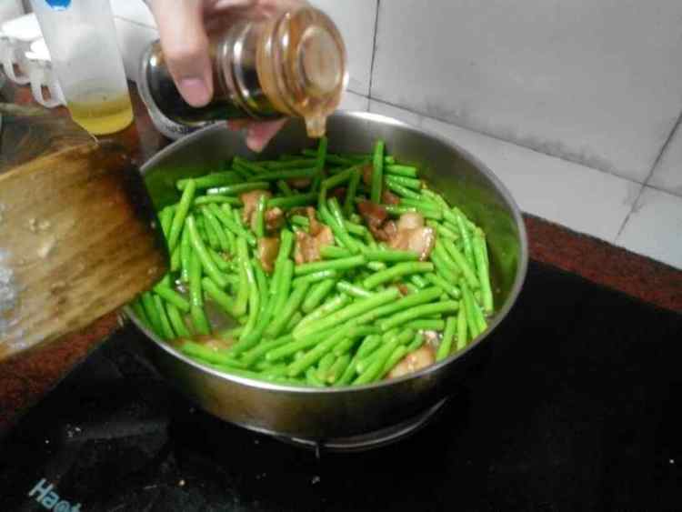 腩肉炒豆角步骤9