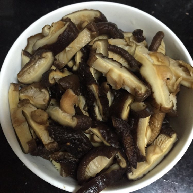 香菇腊肠焖饭步骤5
