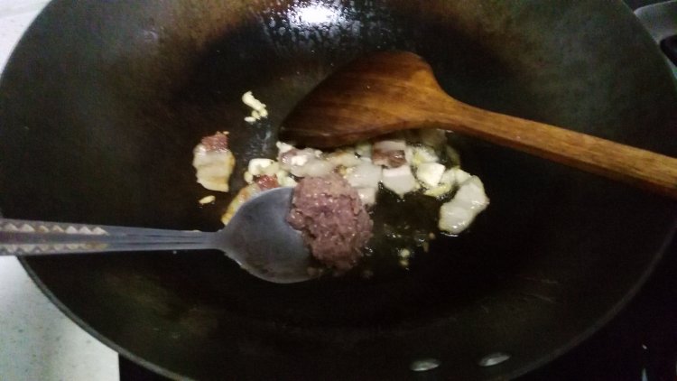 虾酱五花肉炒豆角步骤7
