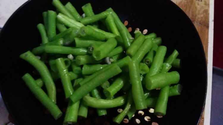 虾酱五花肉炒豆角步骤5