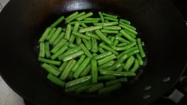 虾酱五花肉炒豆角步骤4