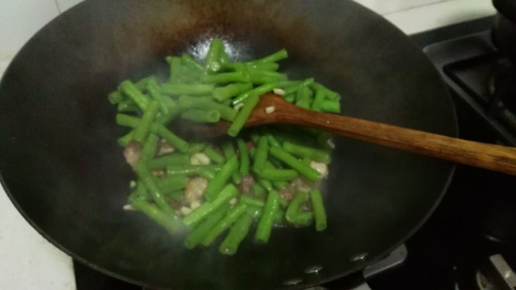虾酱五花肉炒豆角步骤8