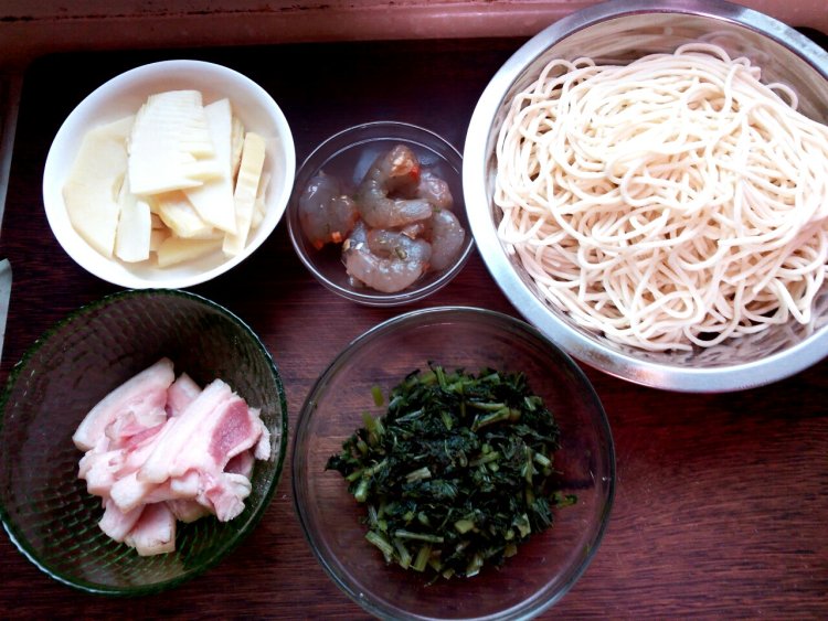 雪菜虾仁面步骤2
